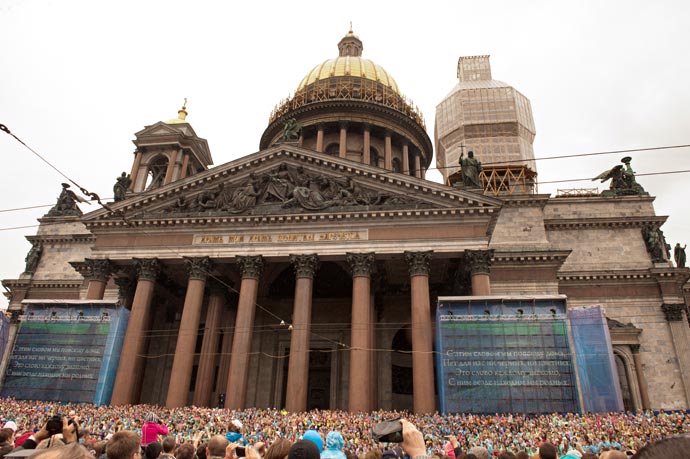 День города. Хор на лестнице Исаакиевского собора