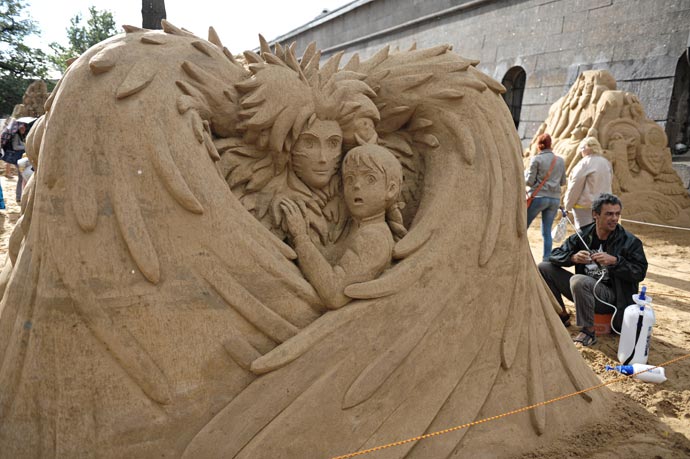 Скульптура из песка - мультипликационные герои