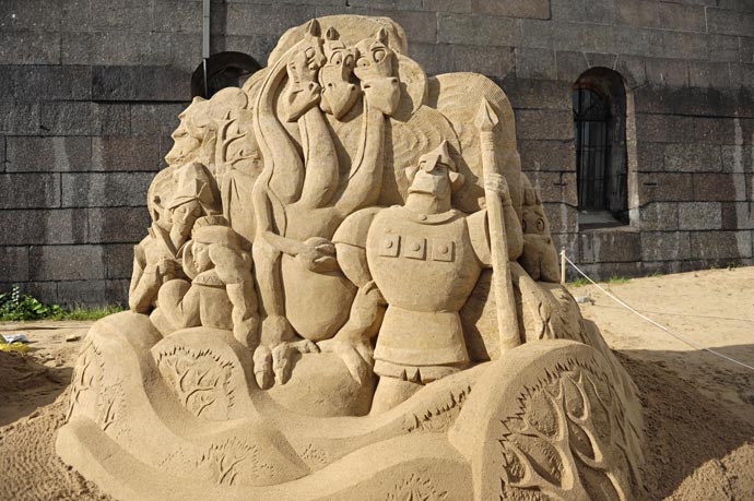 Скульптура из песка - мультипликационные герои