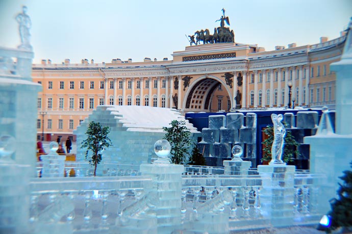 Ледяная скульптура - город изо льда