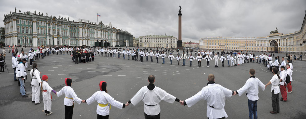 Флэш-моб в кимоно на Дворцовой